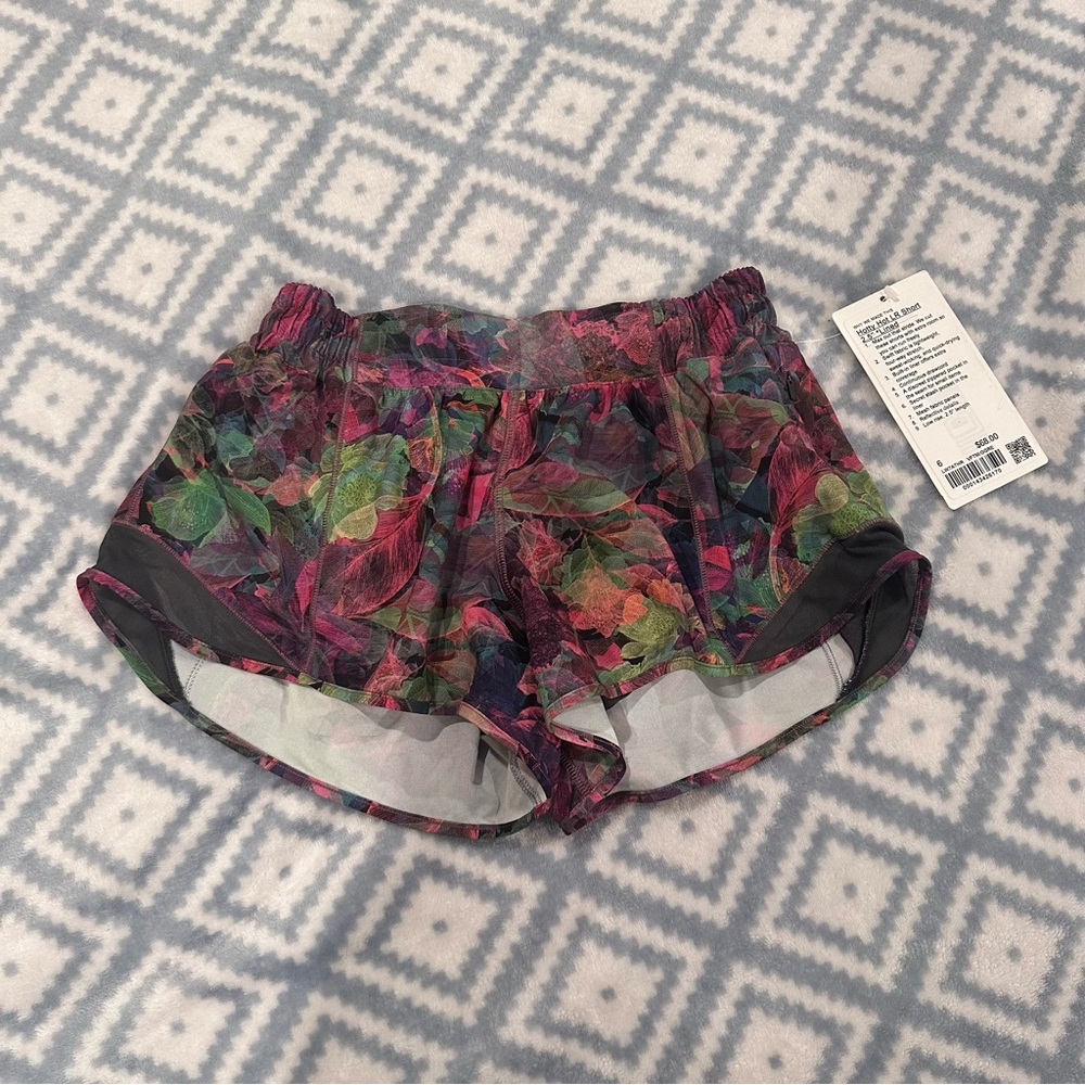 NWT Lululemon Hotty Hot LR Short 2.5” Size 6
